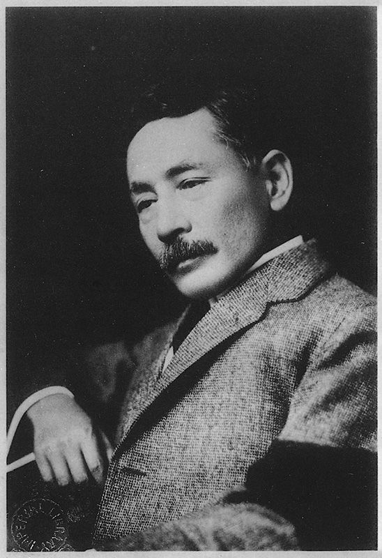 1912年，明治天皇驾崩之际，45岁的夏目漱石身带丧章（国立国会图书馆馆藏）