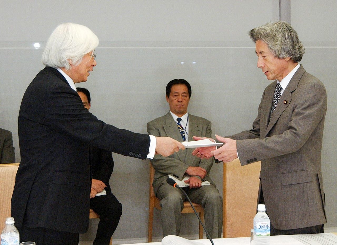 小泉纯一郎首相从“关于皇室典范的有识之士会议”主席吉川弘之（左）手中接过报告书，2005年11月24日，东京首相官邸（时事社）