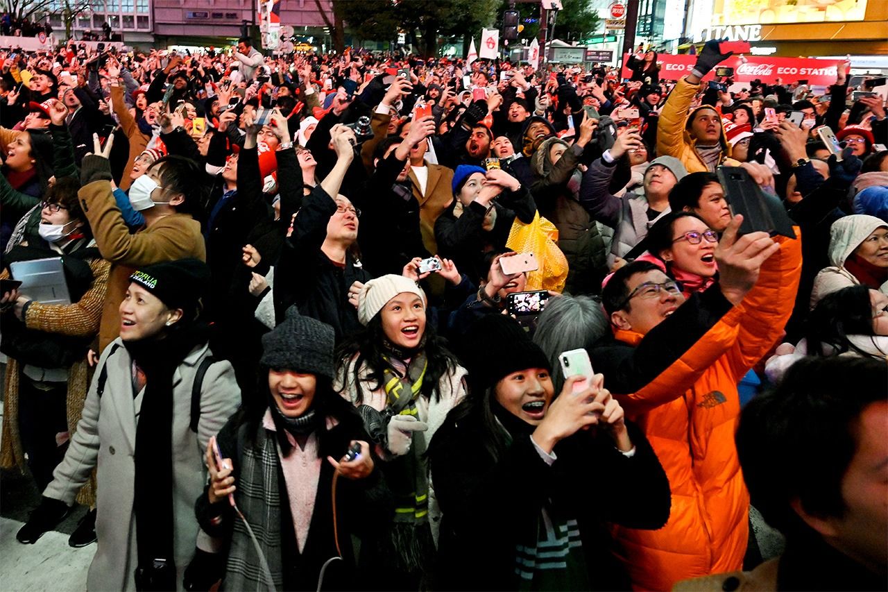 在涩谷大交叉路口举办的2019年跨年倒数活动上，庆祝迎接新年的人潮，2019年1月1日（时事社）