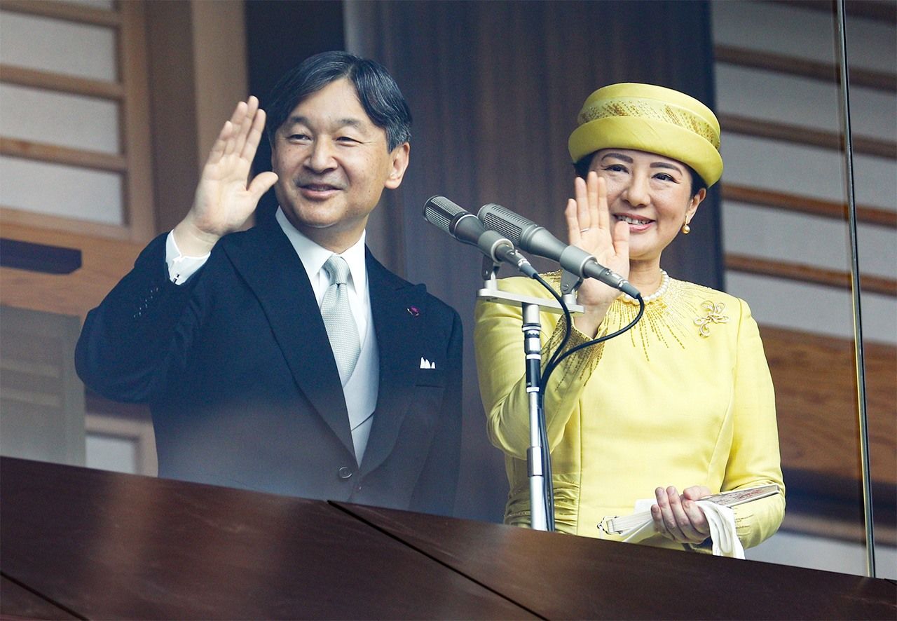 天皇和皇后出席庆祝天皇即位的公众朝贺活动，向民众挥手致意（2019年5月4日，皇居，时事社）