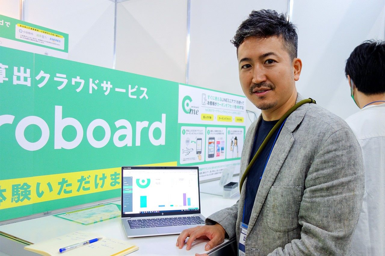 zeroboard公司社长渡庆次道隆正在操作电脑服务终端（笔者摄影）