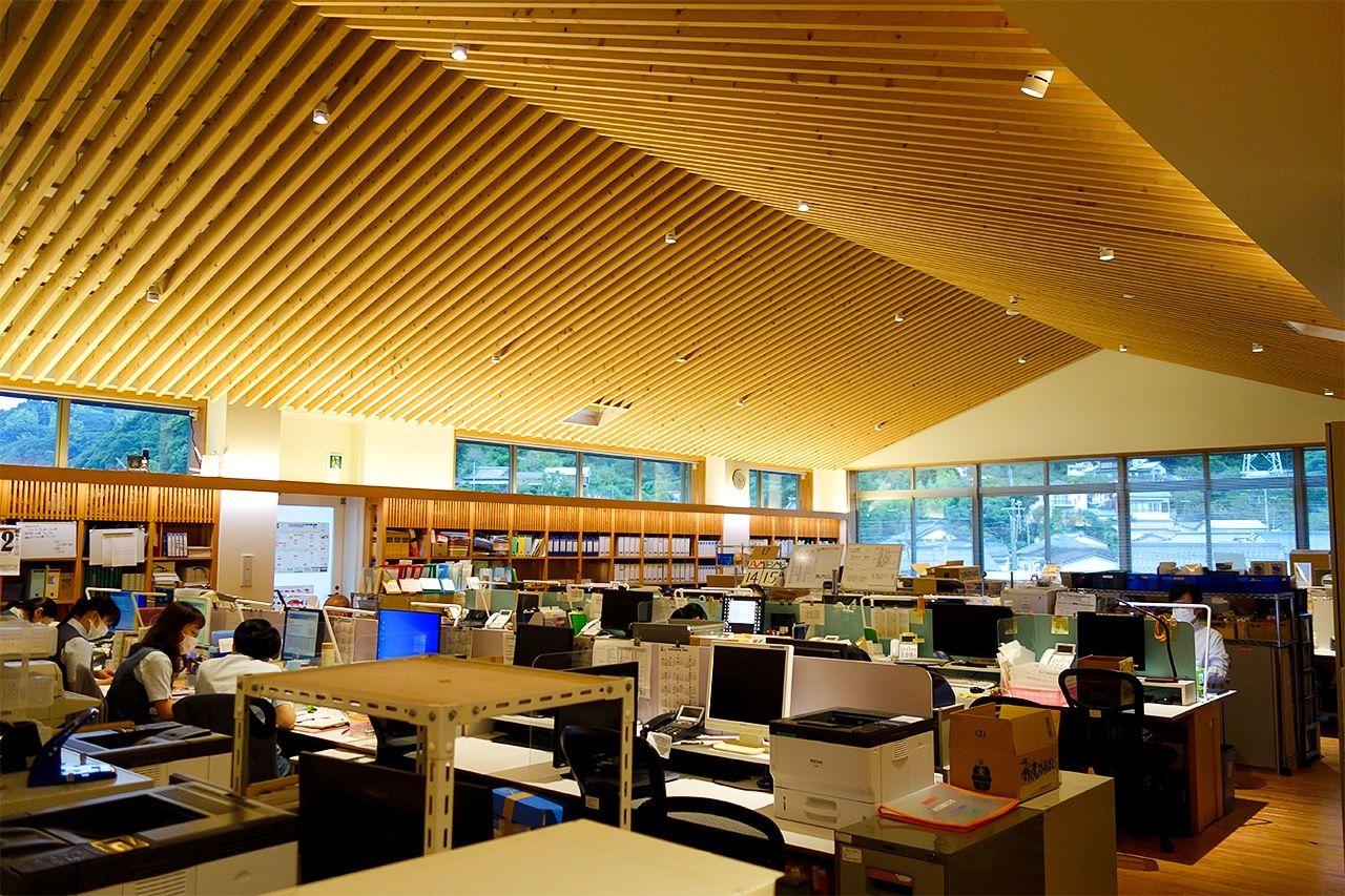 铃广鱼糕总公司的办公室。通过屋顶自然采光并利用太阳能发电、地热、地下水，将能源消费量压减到了普通办公室的三分之一（笔者摄影）