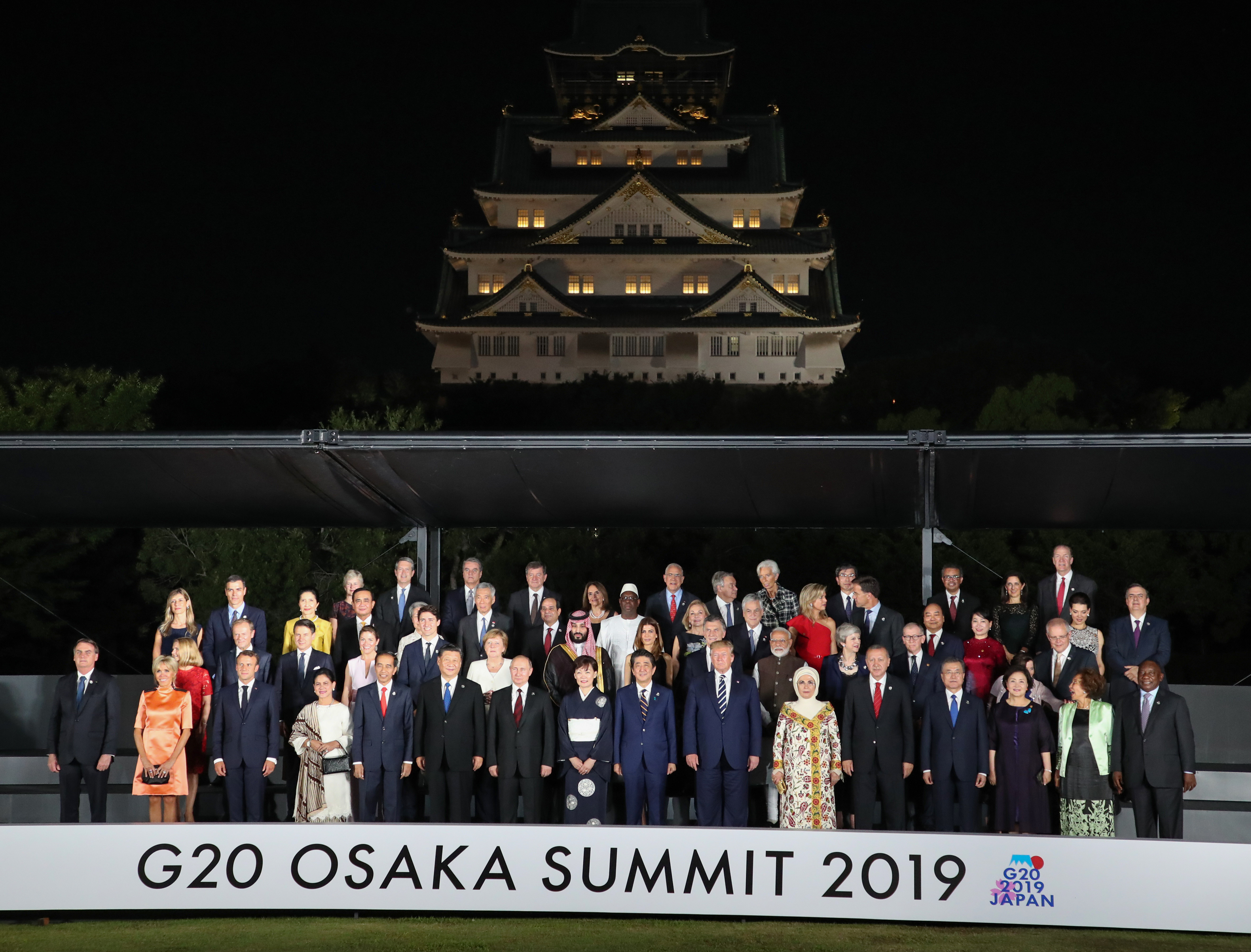 G20各国首脑和配偶以大阪城为背景拍摄纪念合影（2019年6月28日，大阪市中央区，时事社）