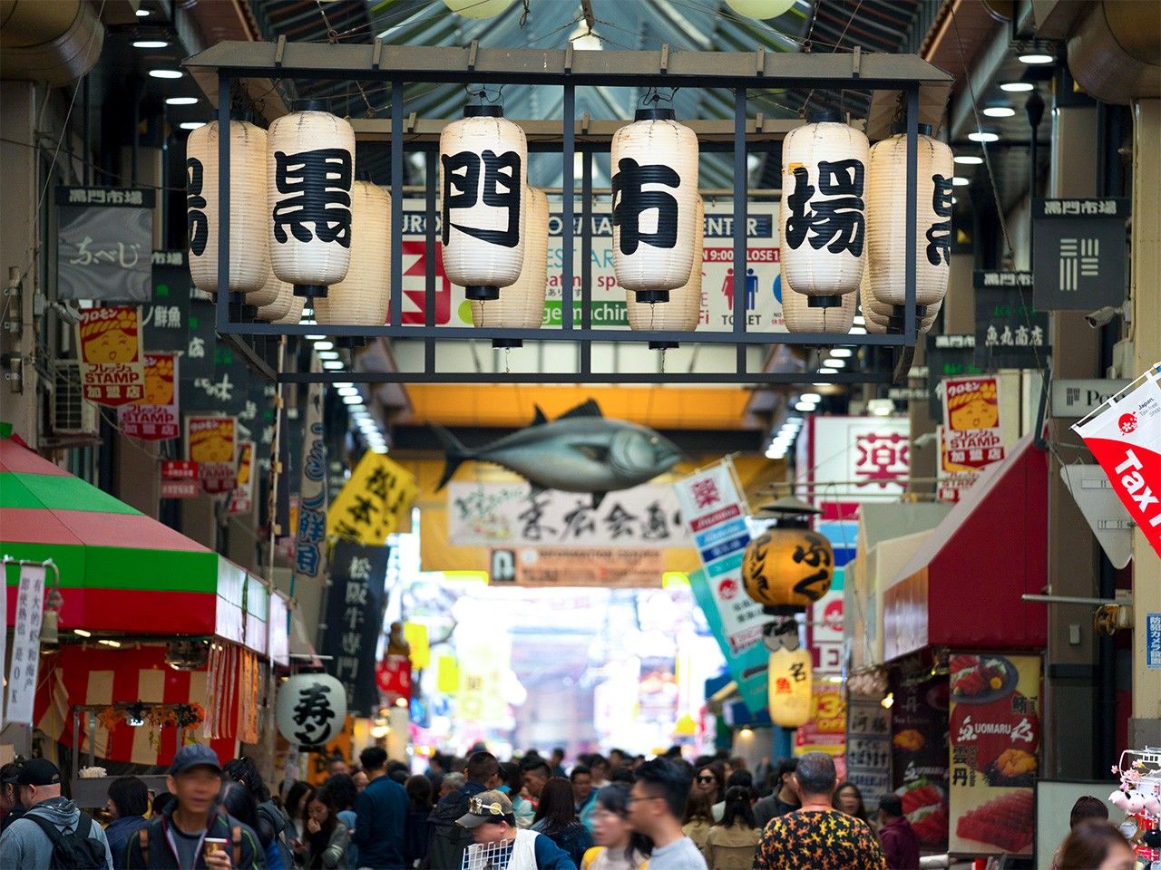 黑门市场共有大大小小170家商铺，热闹非凡。作为大阪的“天下厨房”发展至今（摄影：黑岩正和）