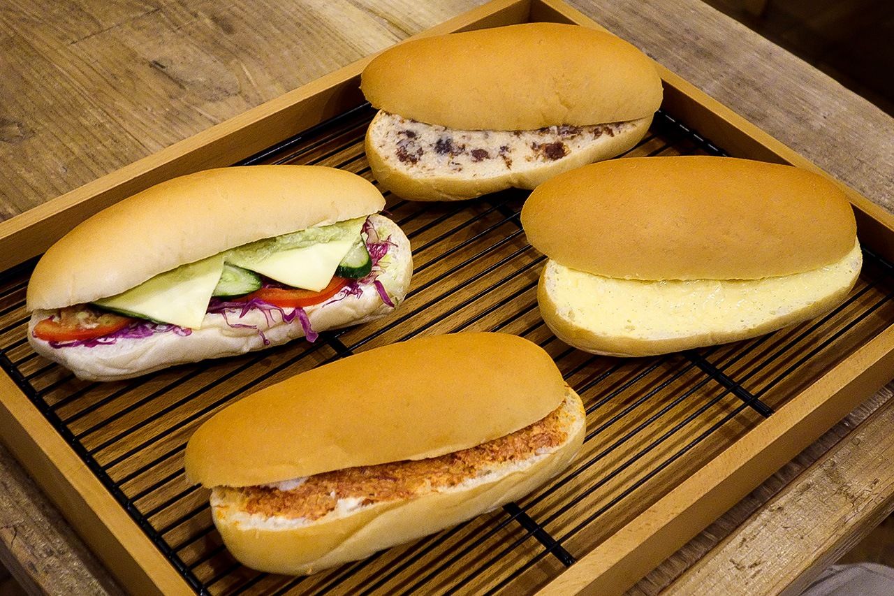 给人以“营养配餐面包”印象的热狗面包，可选择丰富多样的馅料制成三明治，非常受欢迎