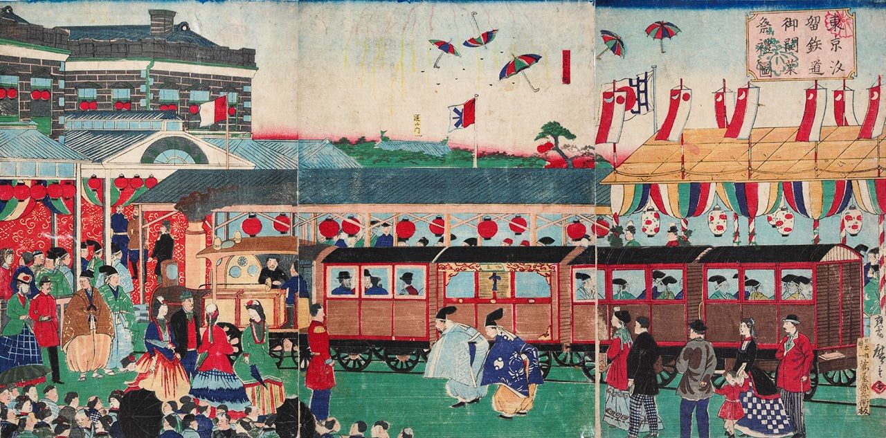 浮世绘《东京汐留铁路开通典礼图》表现的是1872年举行的铁路开通仪式，描绘了明治天皇的专列由横滨返回新桥停车场时的场景（港区立乡土历史馆）   