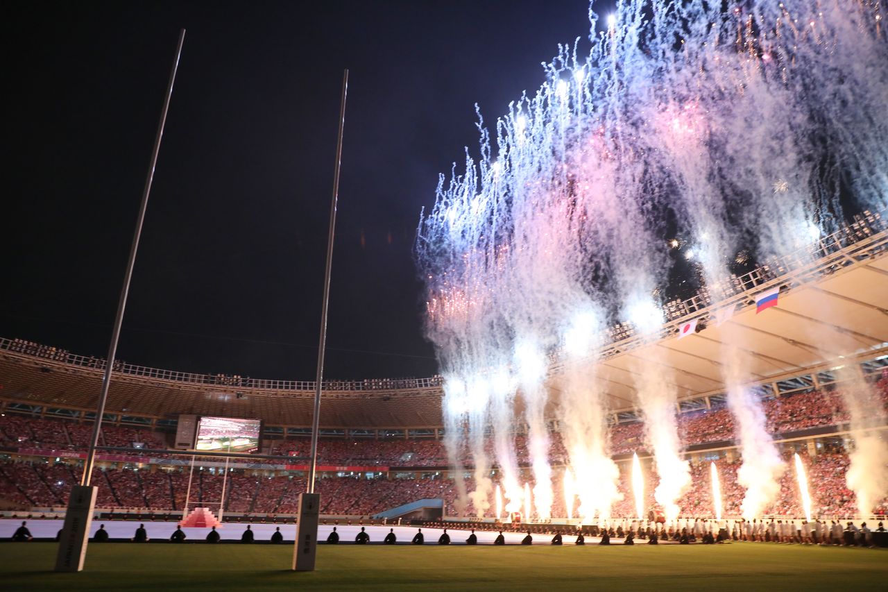 橄榄球世界杯开幕式上燃放的绚烂焰火，2019年9月20日，东京体育场（时事社）