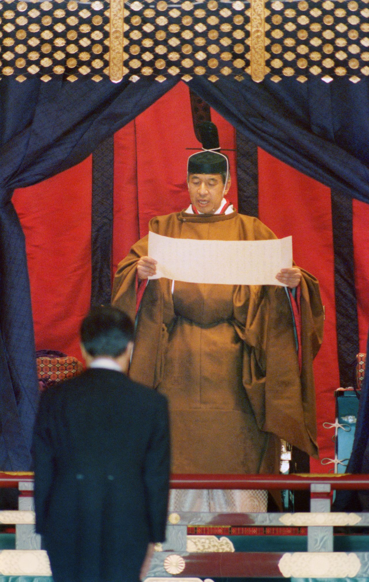 明仁天皇（现在的上皇）在平成时代的“即位礼正殿之仪”上发表讲话，1990年11月12日，皇居宫殿“松之间”[记者团代表摄影]（时事社）