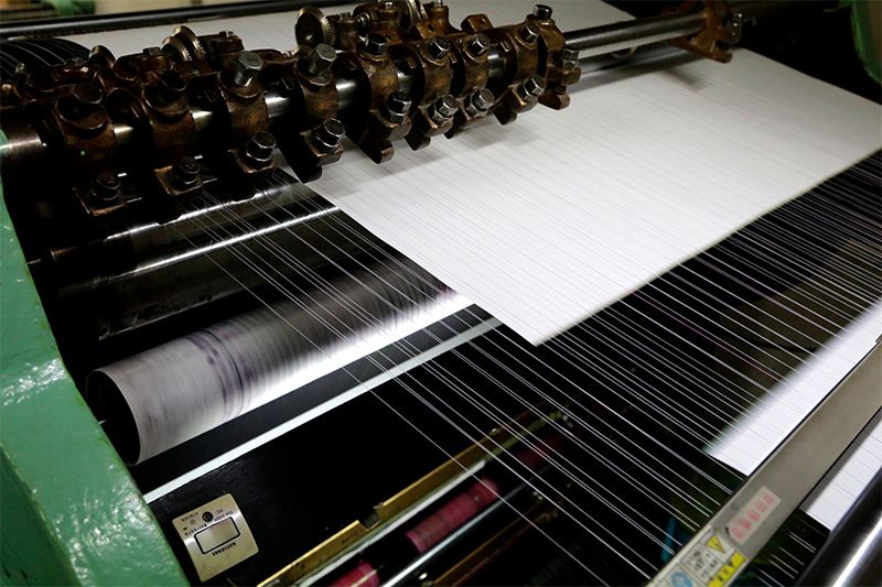 机器给一张张纸印上横线