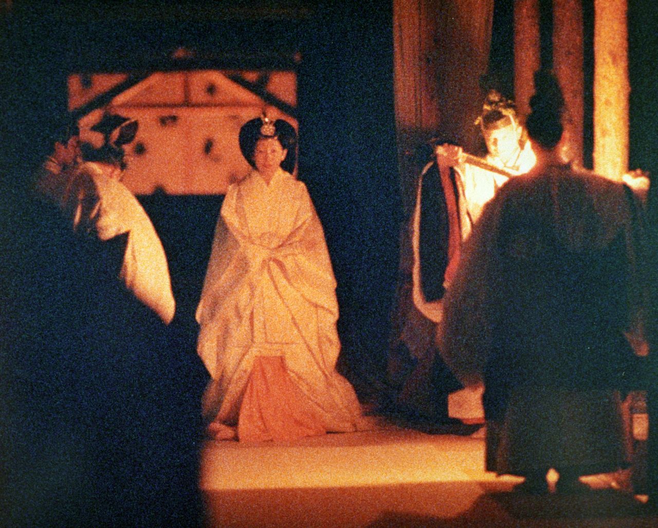 皇后（现在的上皇后）身着白色十二单走向帐殿，1990年11月22日，皇居东御苑大尝宫