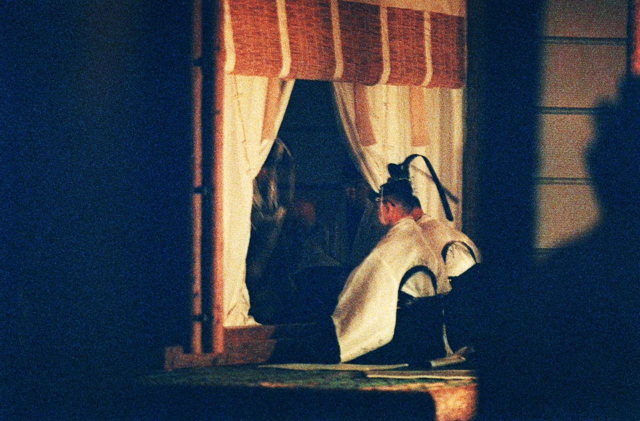 上一次大尝祭“神饯行立”的间歇，一瞬间显露出来的主基殿外围的内部，1990年11月22日，皇居东御苑大尝宫（时事社）