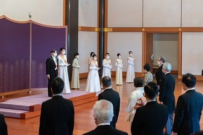 日本天皇、皇后以及其他皇族们在松之间宫殿接受新年朝贺（引自宫内厅官网）
