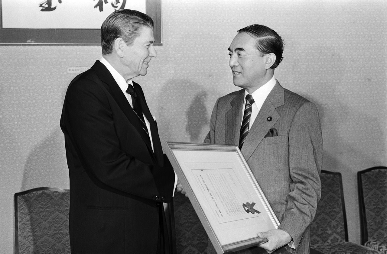 与来访日本的美国总统里根(左)交谈,1983年11月10日于东京首相官邸(时事社)