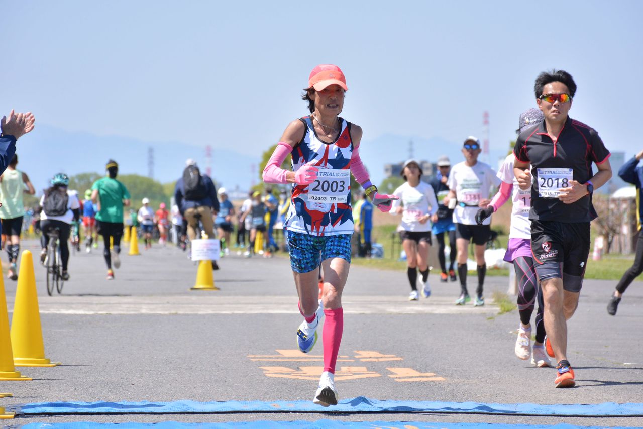 2021年4月，弓削田真理子（中）参加东京板桥马拉松测试赛（提供：马拉松测试赛组委会）