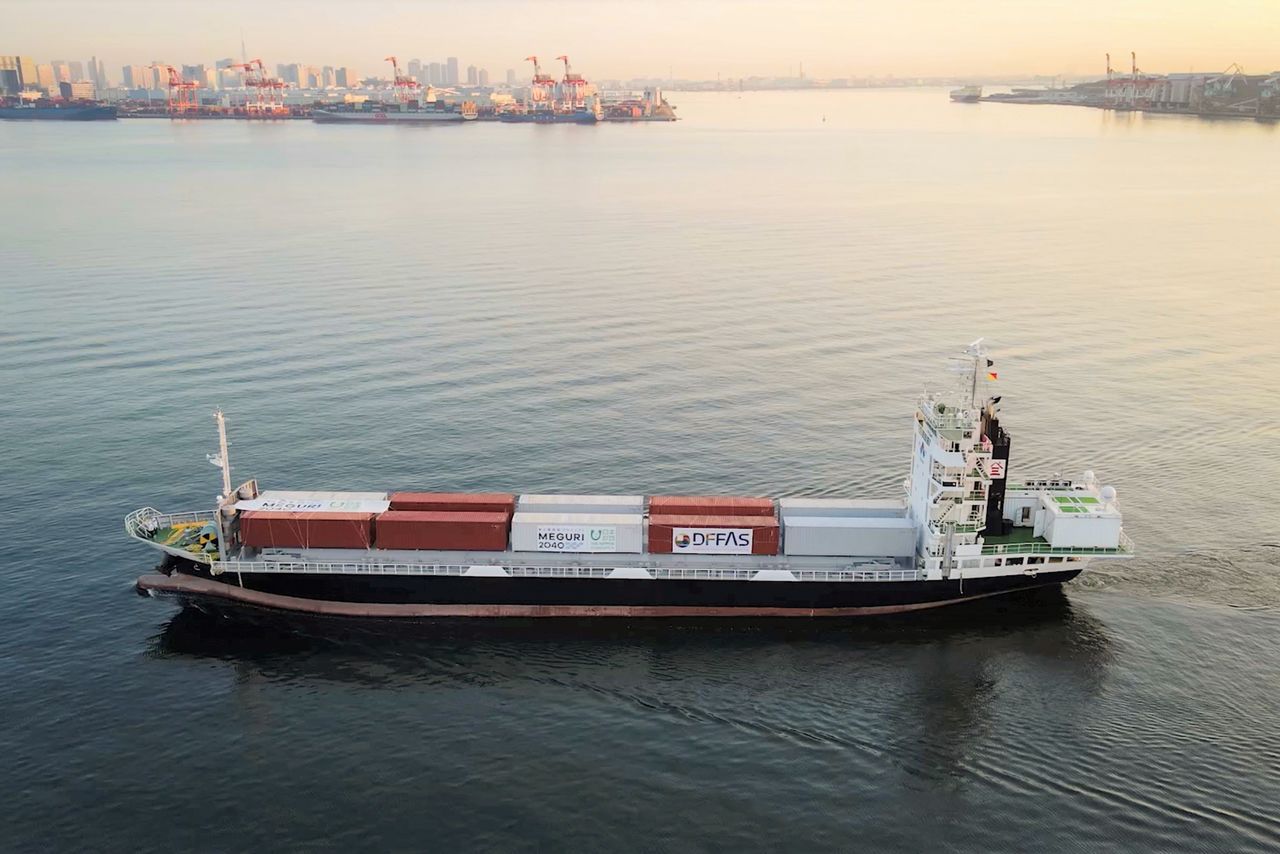 在东京湾航行的集装箱船“朱雀号”。船尾的白色集装箱内安装有运行自主航行系统的服务器等设备（图片：日本财团）