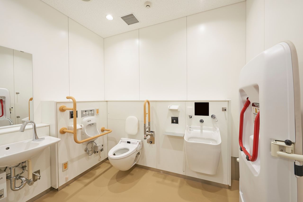 轮椅厕所设计成左撇子和右撇子都能使用  图片提供：日本体育振兴中心
