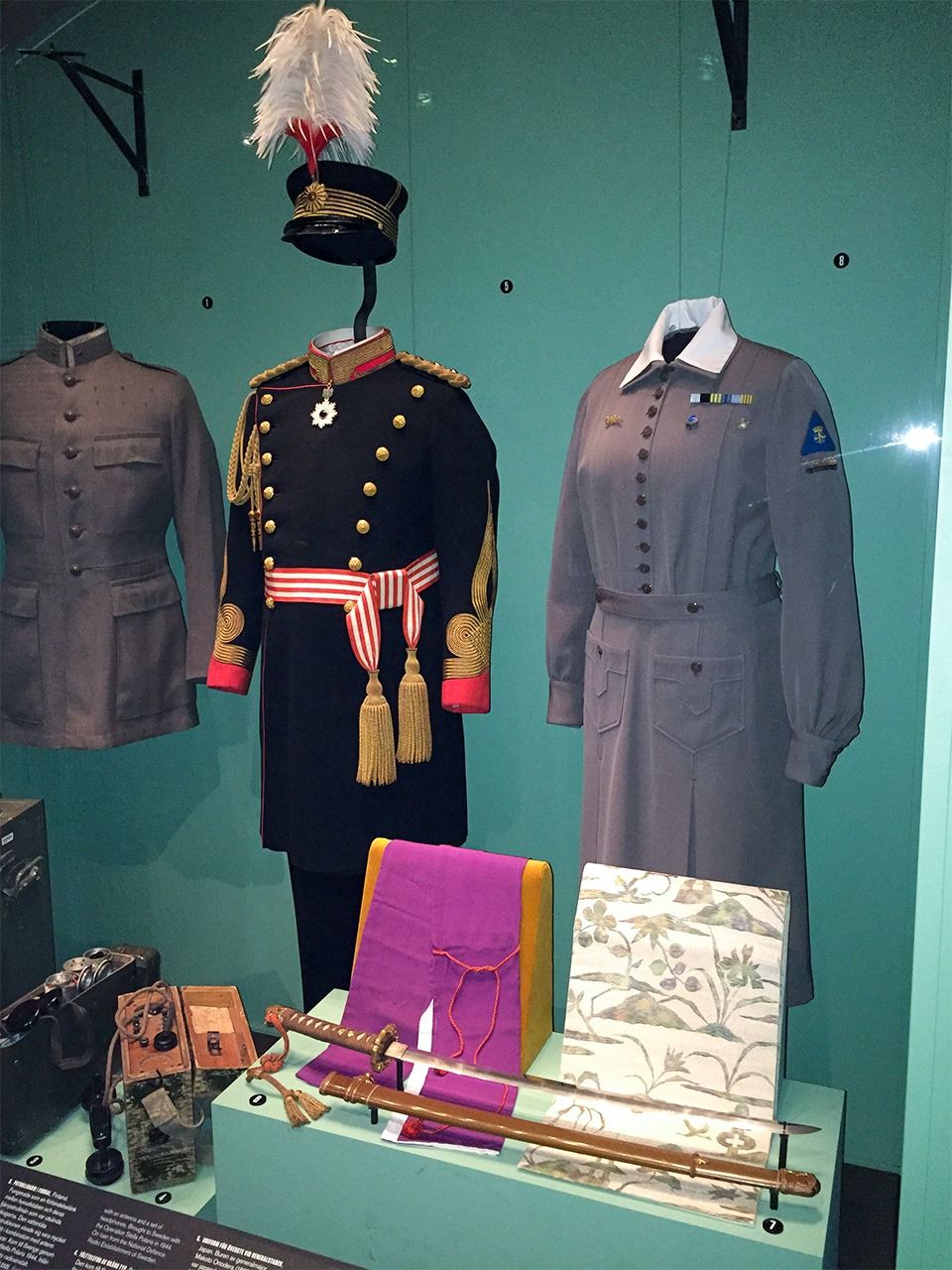 小野寺夫妇捐赠的军服、军刀和百合子夫人的和服腰带（为隐藏密码表，外出时随身携带），现收藏于瑞典军事博物馆，笔者摄影