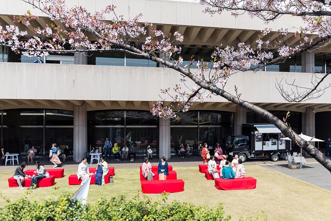 2018年，美术馆前院的休息场所。在“美术馆春节”的活动中，餐车出售饮食，快闪店出售创意商品。4月5日还举办日英双语的“春季节talk rally”活动。