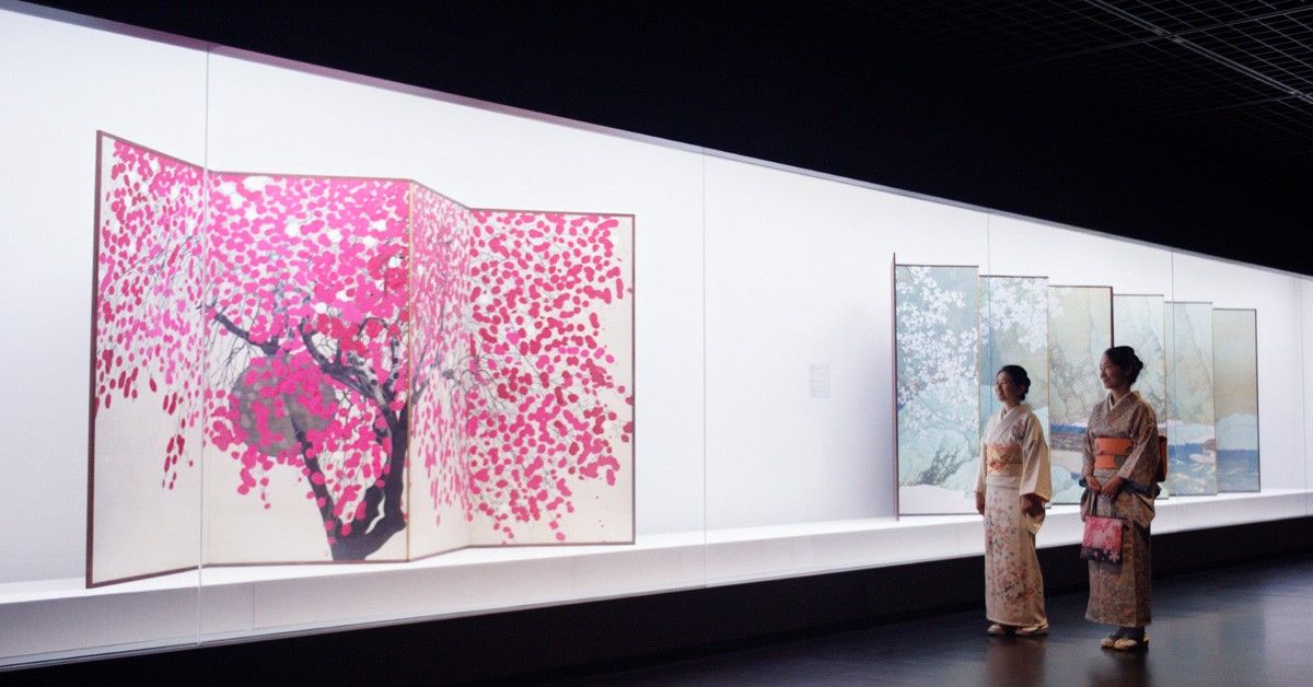 左图为船田玉树的《花夕》（1938年，四曲一只屏风，高180厘米，宽359.3厘米），右图为川合玉堂的《去春》。