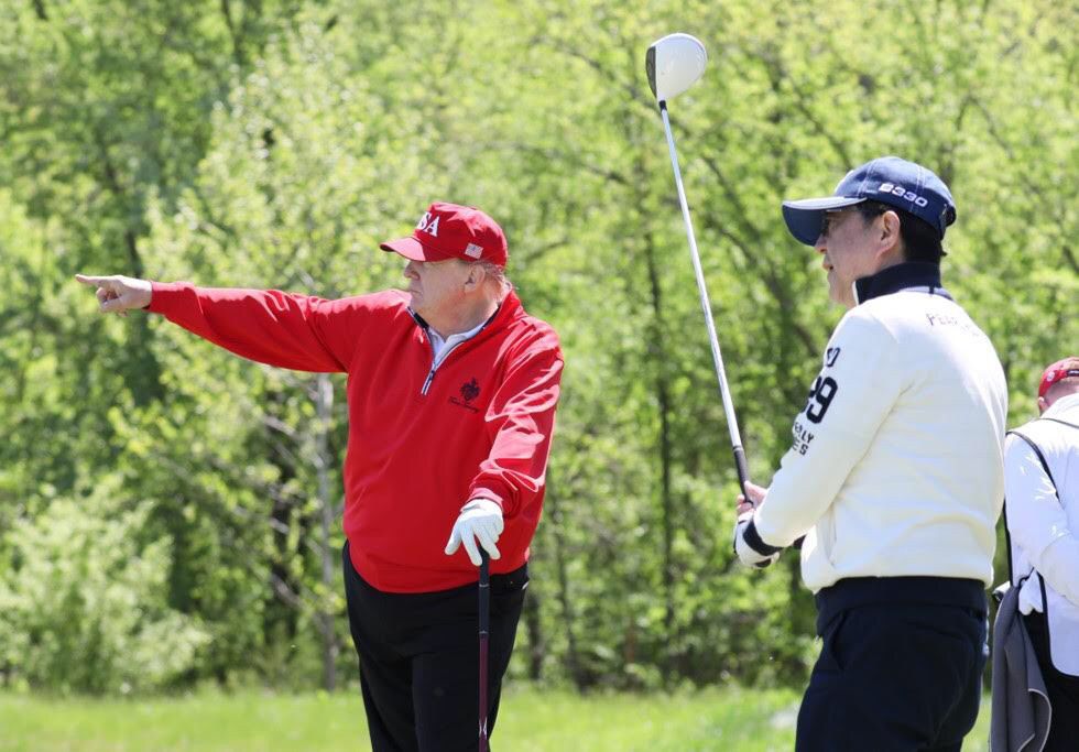 安倍晋三首相（右）与美国总统特朗普一起打高尔夫球，2019年4月27日，华盛顿近郊（内阁广报室提供，时事社）