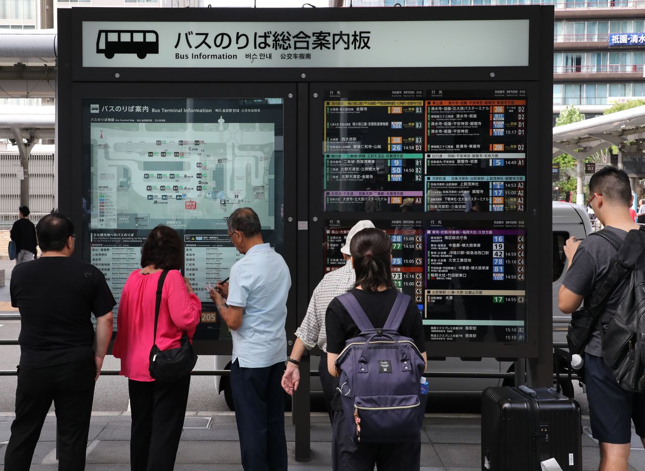 京都站前，游客在看公交车线路指南，2019年9月，京都市下京区（时事社）