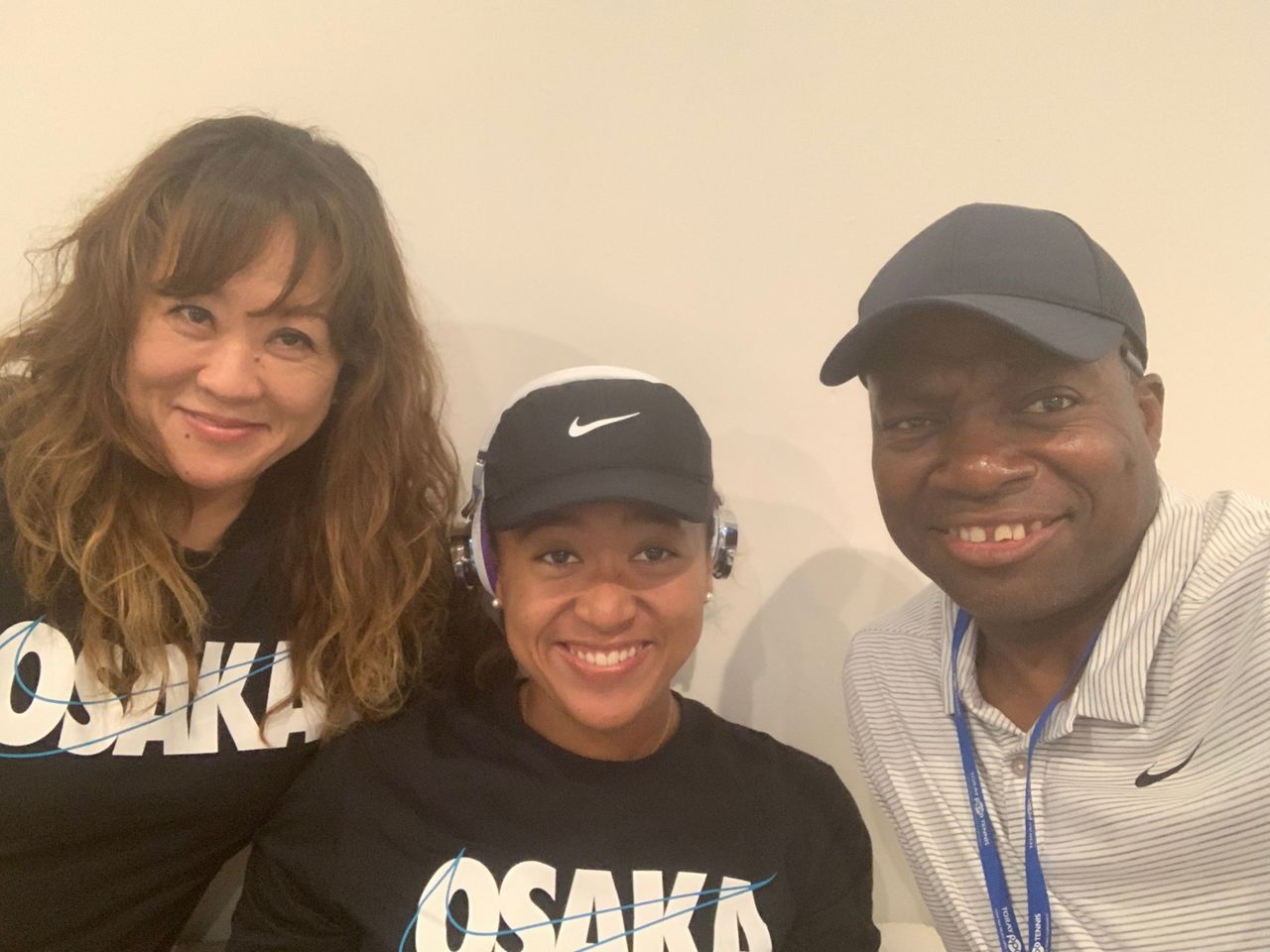 2019年9月，在大阪举行的东丽泛太平洋公开赛上夺冠时的大坂一家。从左到右，大坂环、大坂直美、马克斯（图片：大坂环）