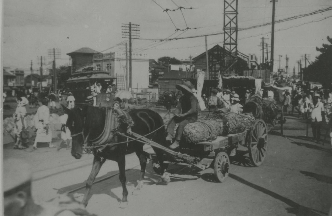 装载着货物的马车穿过青梅街道，大正时代的新宿（新宿历史博物馆藏）
