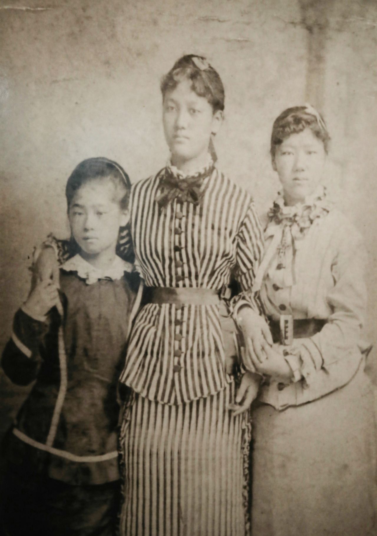 1876年，日本女留学生们在费城参观博览会时合影留念。从左到右为津田梅子、山川舍松、永井繁子（津田塾大学收藏，时事社）
