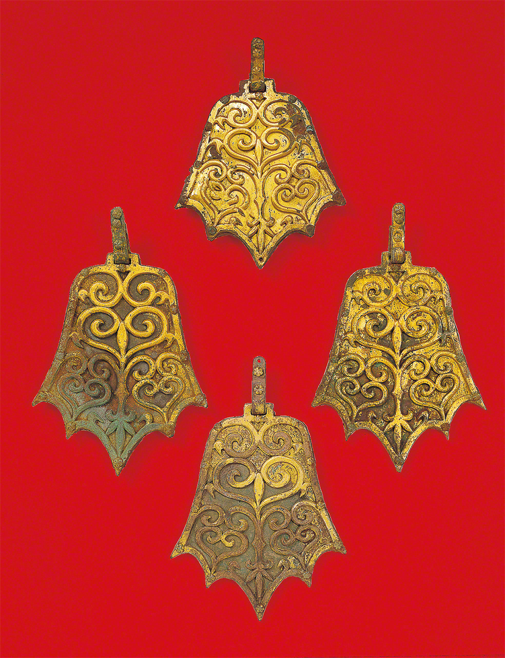 7号遗址出土的装饰性马具“金铜制棘叶形杏叶”