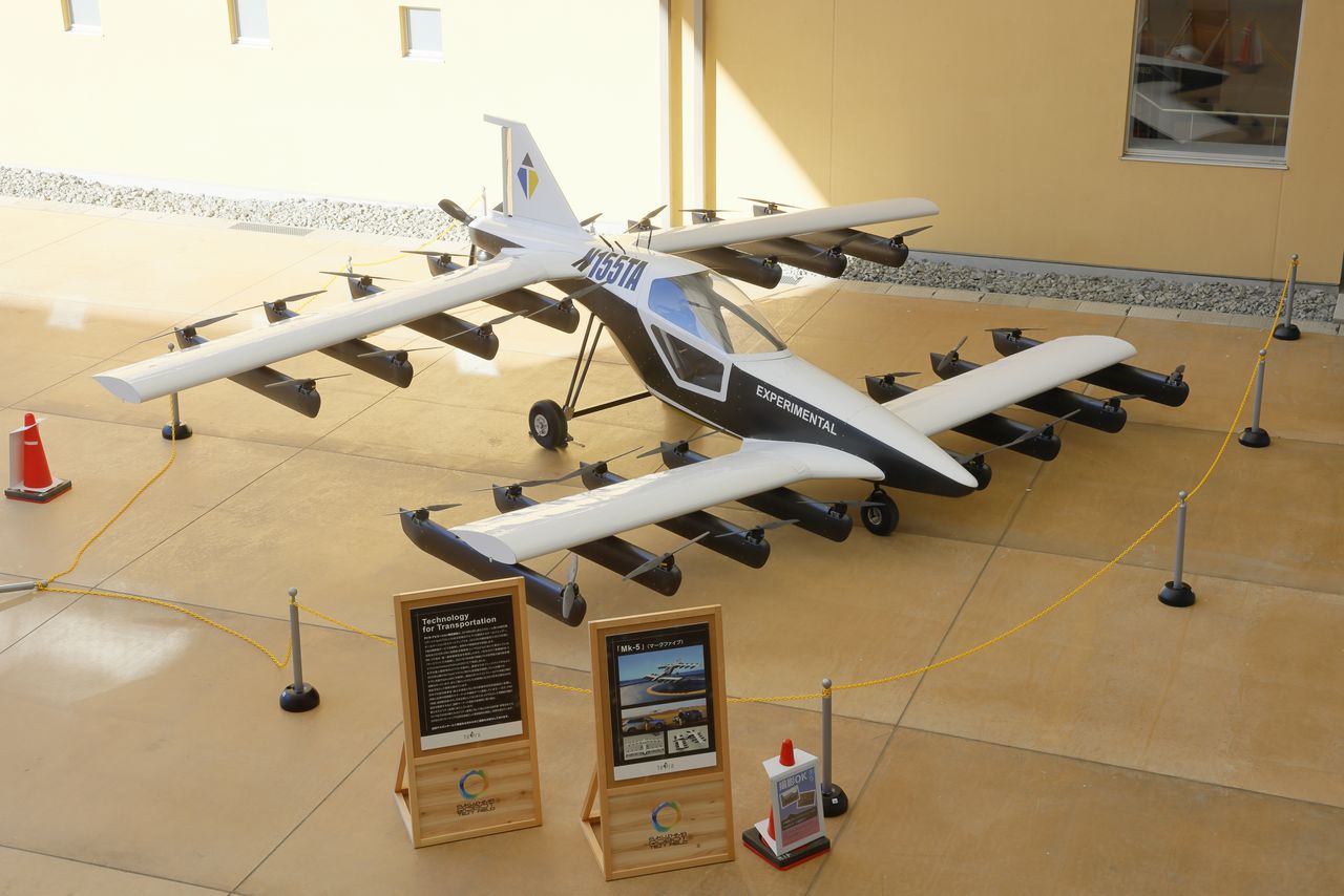 中庭展示着入驻团体之一teTra aviation研制的eVTOL（电动垂直起降飞机）