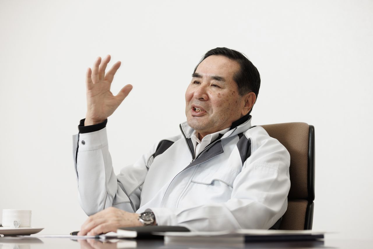 在谈笑风生中，柳屋芳雄社长介绍了柳屋公司的经营管理 ©HIDAKA Yasunori