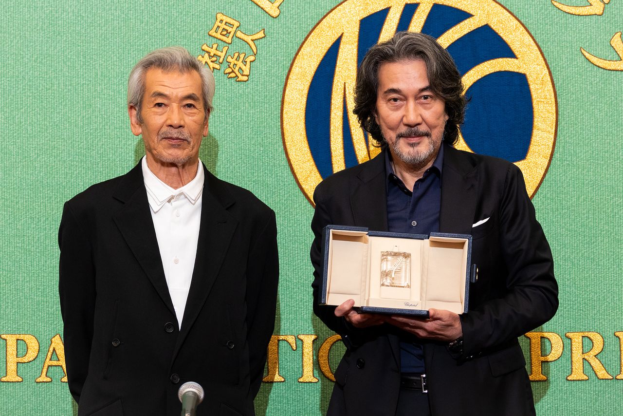 手拿奖杯在日本记者俱乐部见面会上登台的役所广司（右）和同剧组演员田中泯