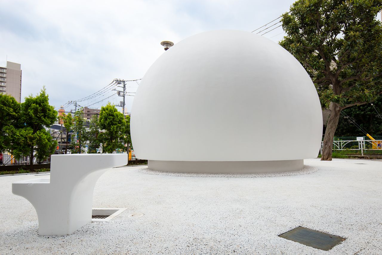 曾获多项广告大奖的佐藤Kazoo挑战了非接触式厕所，并斩获世界三大设计奖之一“iF设计奖”2022年金奖。从某些角度上看，它就是个纯白球体，这种设计给人清洁感，广受好评