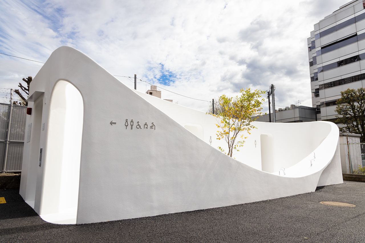 2025年大阪关西世博会主场馆设计制作人藤本壮介把公共厕所比作“大家共享的水域”，以“器和泉”为理念，打造一处都市绿洲般的空间