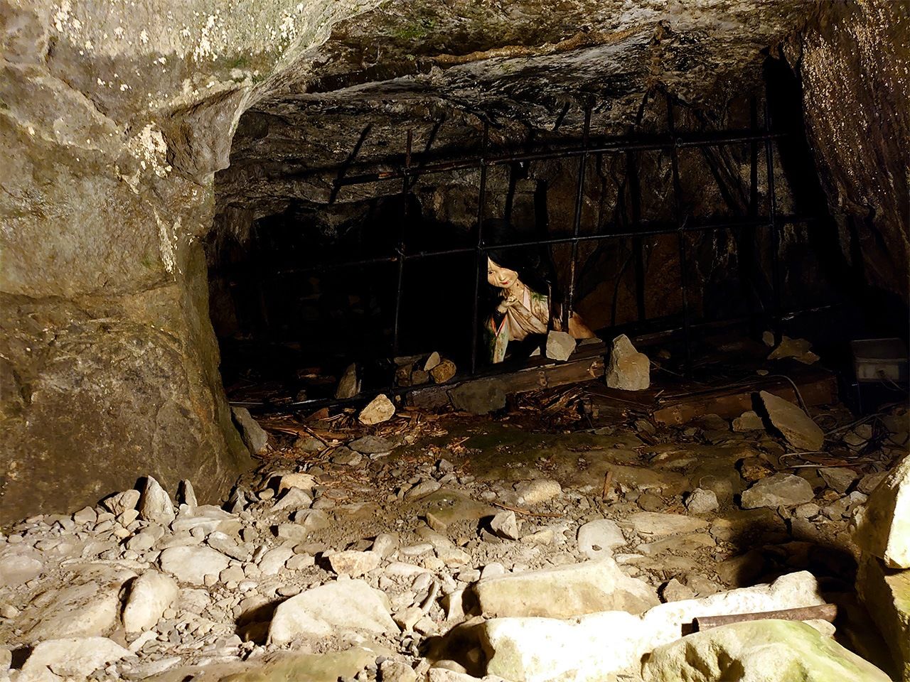 鬼岛大洞窟内的监禁室