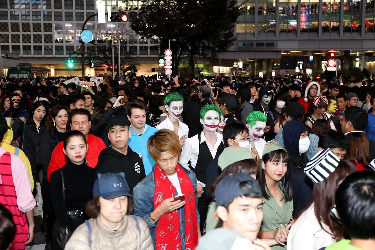 JR涩谷站前的全向十字路口挤满了变装后迎接万圣节的年轻人（2018年10月31日，图片：时事社）