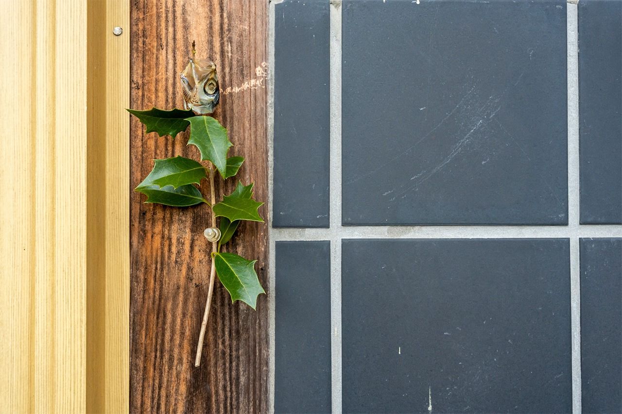 插着沙丁鱼头的柊树枝“烧嗅”(图片:PIXTA)