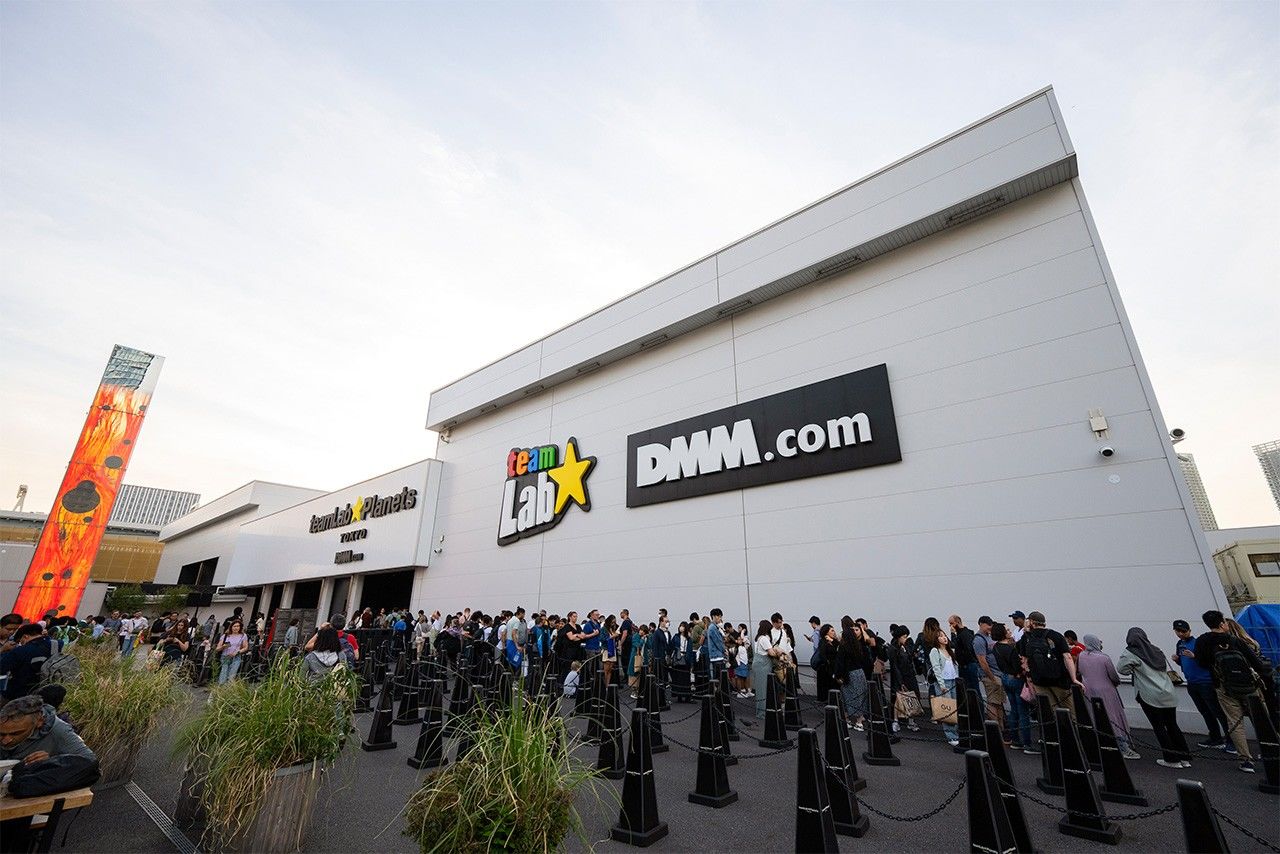 来自世界各地的参观者排队等待入场