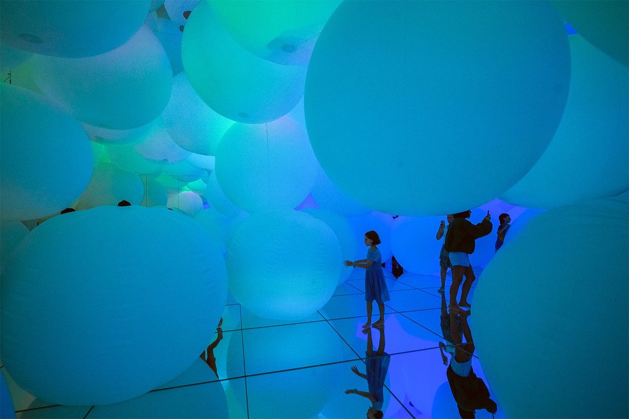 不知道人是在观赏作品还是被卷入作品