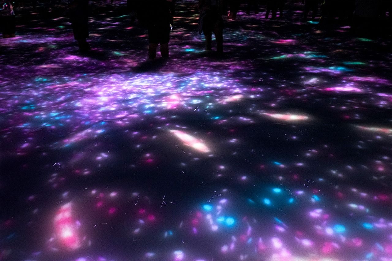 不同的人,以各自的方式,走在不同的地方。作品在瞬间变化,无穷无尽