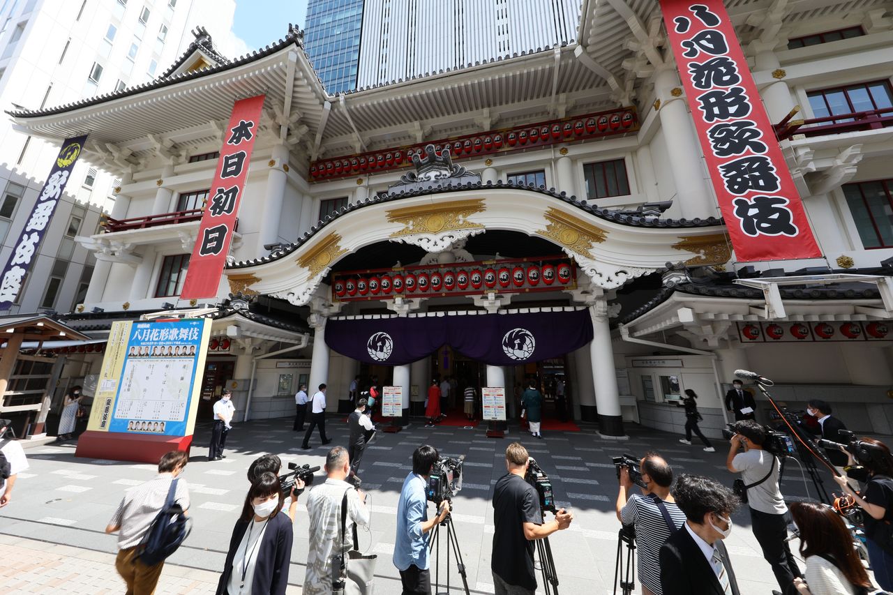 歌舞伎座在时隔五个月后恢复演出，观众们正在入场，2020年8月1日上午，东京都中央区（时事社）