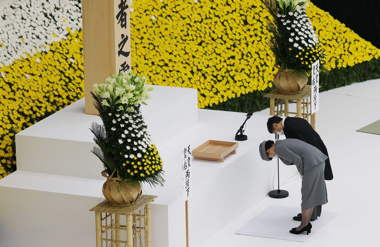 天皇和皇后在全国战争死难者追悼仪式上鞠躬行礼，2020年8月15日，东京都千代田区日本武道馆（时事社）