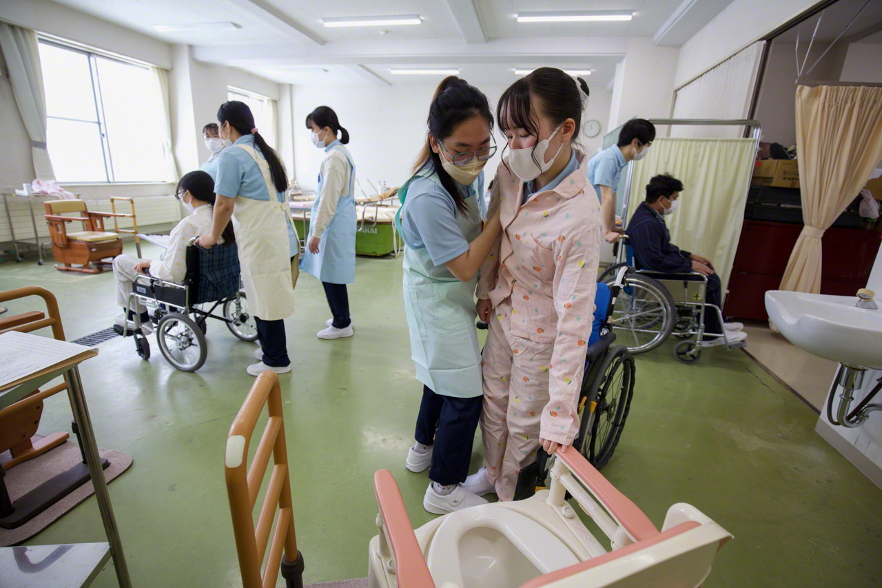 帮助护理对象从轮椅转换到别处