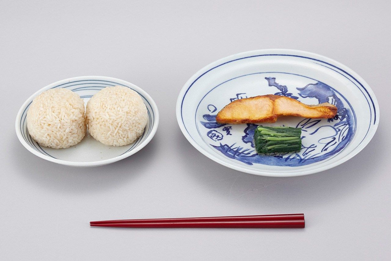 再现的日本最早的校园餐:咸饭团、腌鲑鱼和腌菜(图片:独立行政法人日本体育振兴中心)