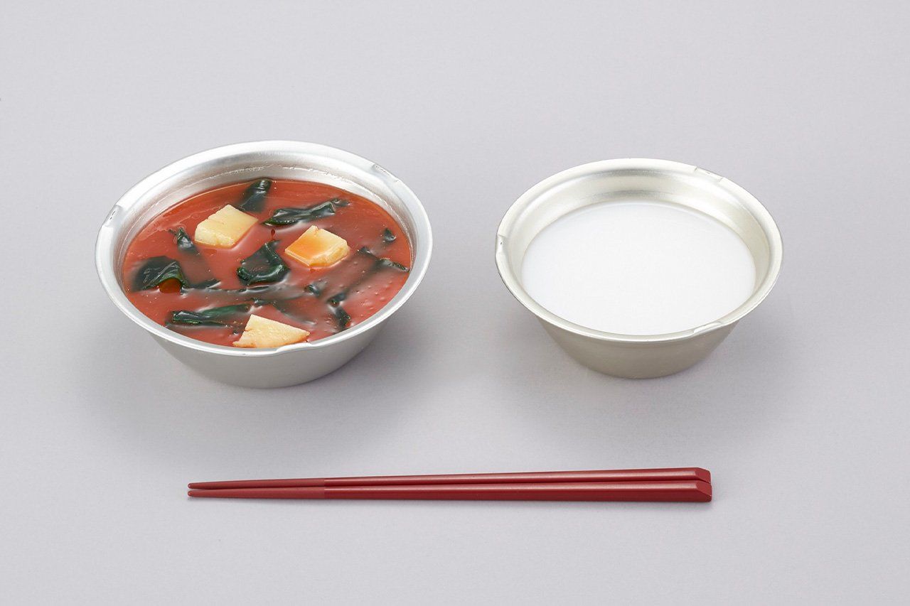 图片再现了二战后的首批校园餐,菜品是番茄浓汤和用脱脂奶粉冲泡的牛奶(图片:日本体育振兴中心)