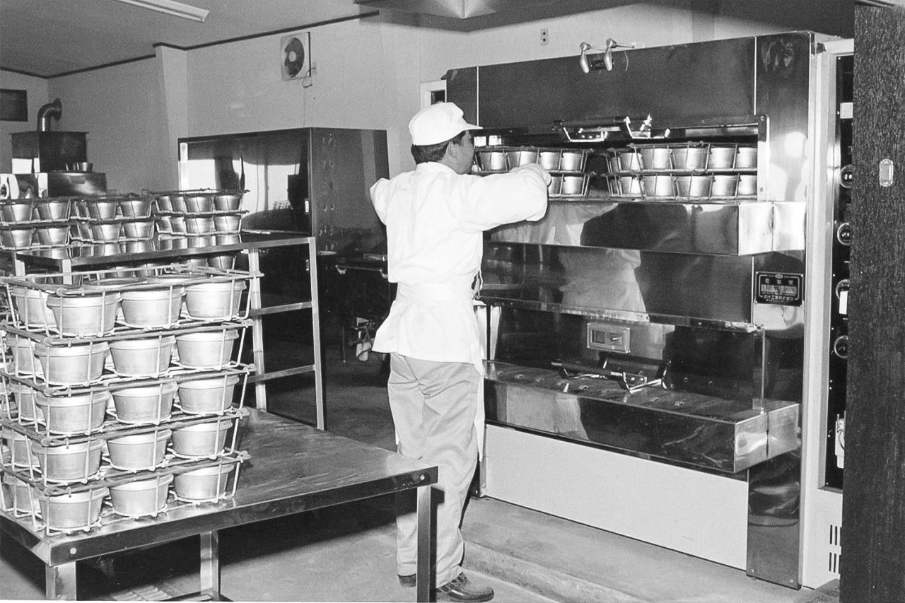 1978年,米饭成为校园餐的主食后,面包厂也接到了蒸米饭的订单(图片:日本体育振兴中心)