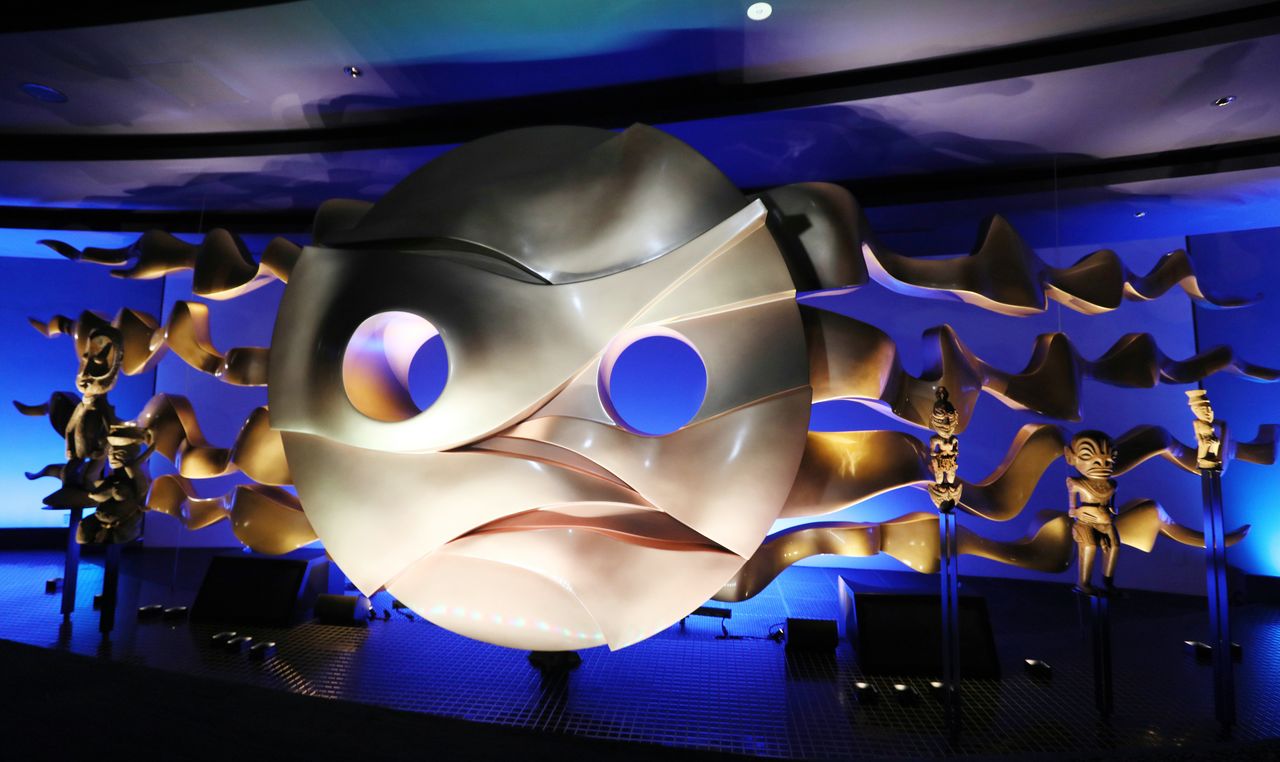 1970年大阪世博会标志建筑“太阳之塔”内部经抗震加固后,于2018年向公众开放。世博会闭幕后一度去向不明的塔底展品“地底的太阳”也已完成修复并对外展示(图片:时事社)