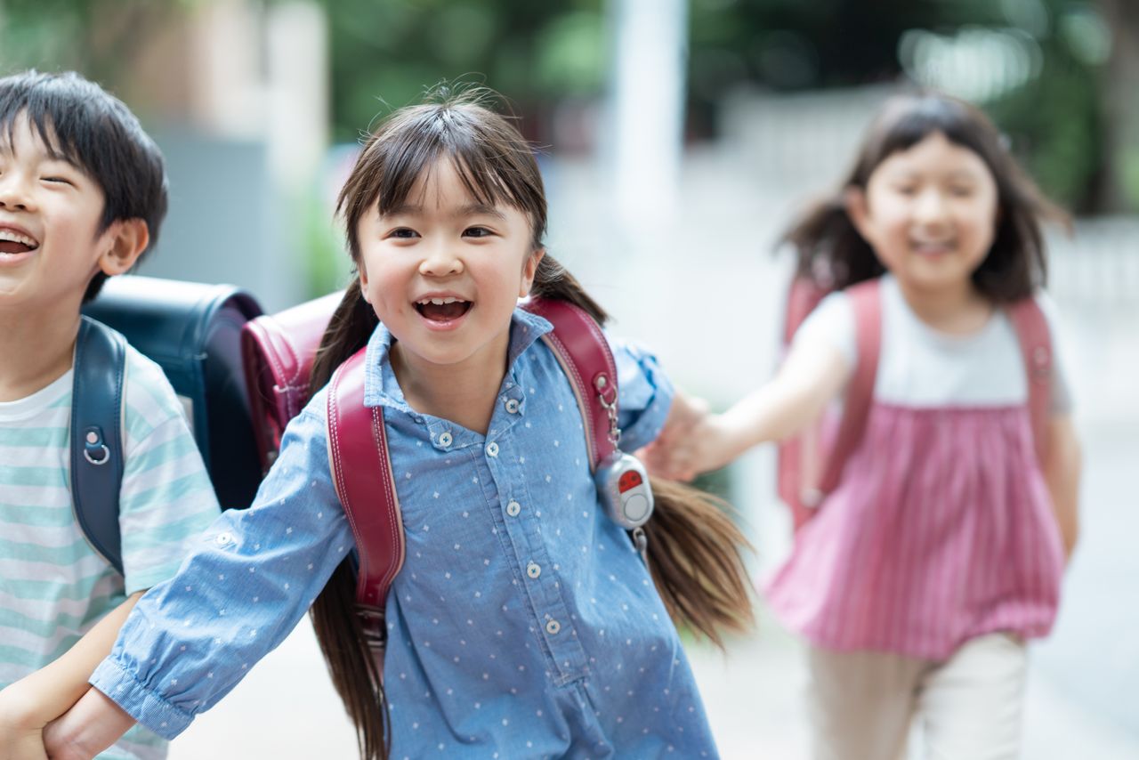 小学生的上学时间也在提前(图片:PIXTA)