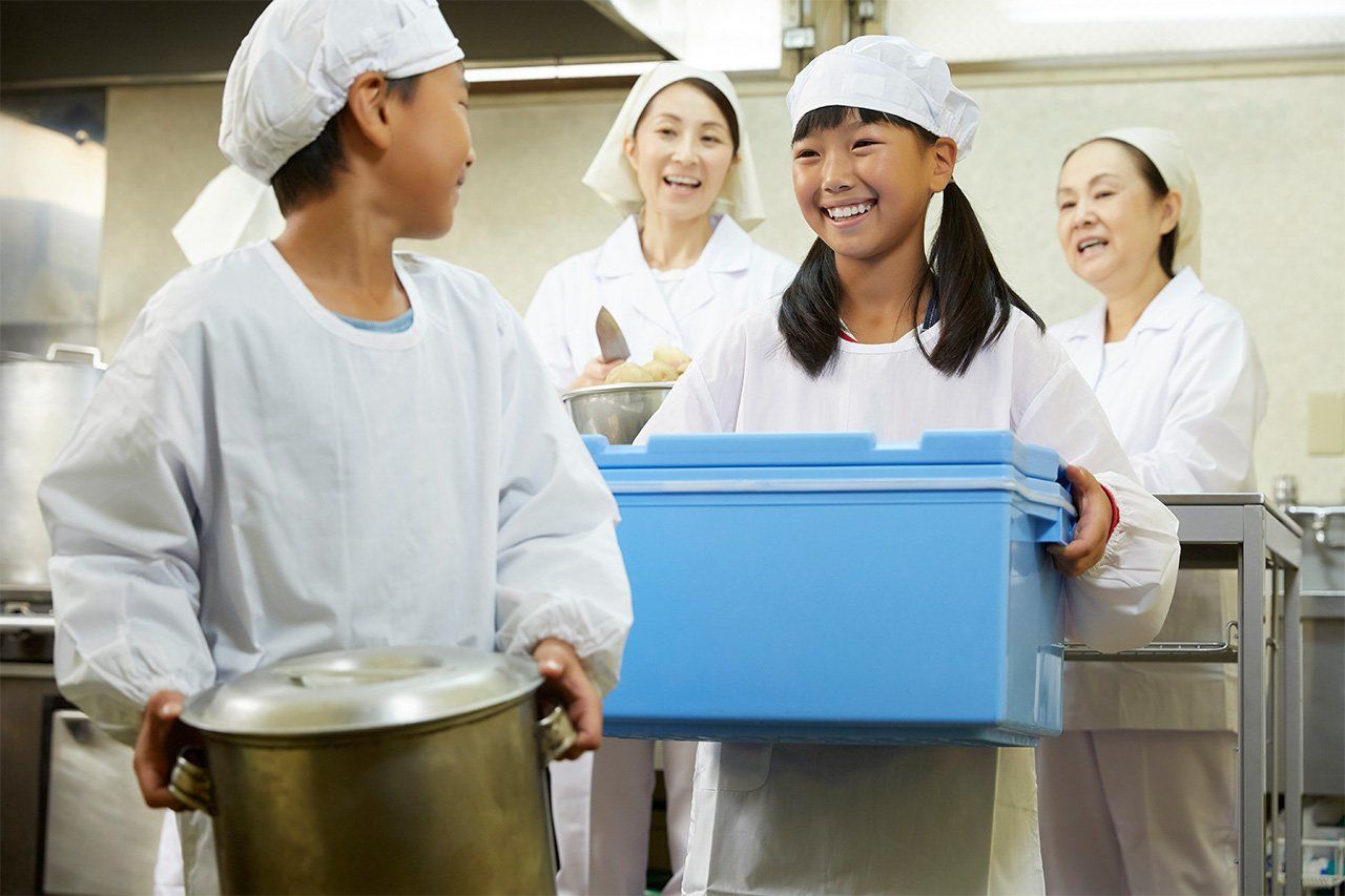 孩子们分工承担取餐、发餐的工作(图片:PIXTA)