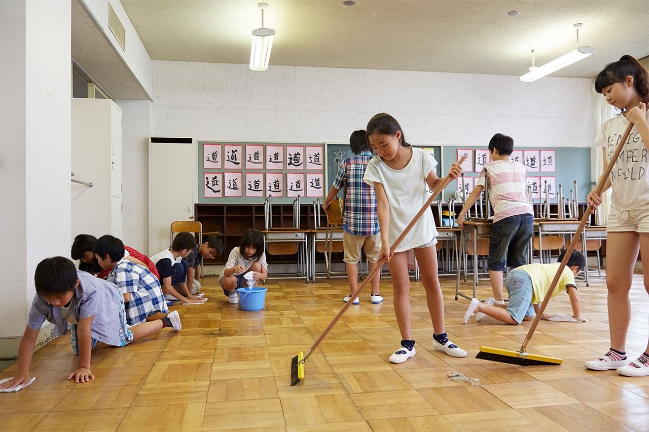 学生们分工打扫教室,通常每天需要花15分钟左右完成(图片:PIXTA)